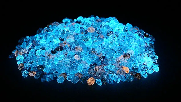 Diamond fluorescence test under UV light — ترجمه اختصاصی از GIA توسط نگین یاب